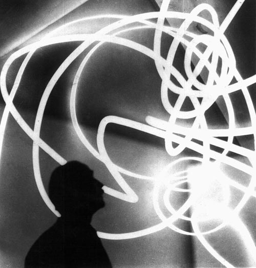 Foto di Lucio Fontana alla IX Triennale di Milano, 1951 Archivio Giancolombo Fondazione Lucio Fontana, Milano