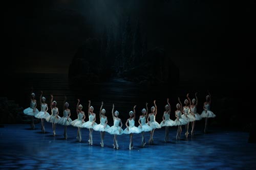 Il Corpo di Ballo dell'Opera di Roma ne Il lago dei cigni (cor. P. Bart)