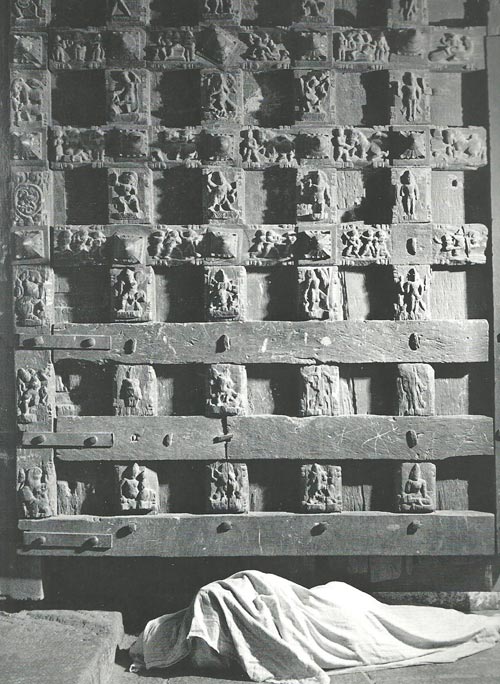 Mendicante alla porta del tempio di madras