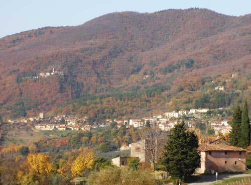 Veduta di Santa Brigida con il Santuario della Madonna del Sasso sullo sfondo