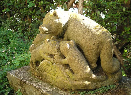 Scultura di Pietro Montini presso la chiesa di Santa Brigida 