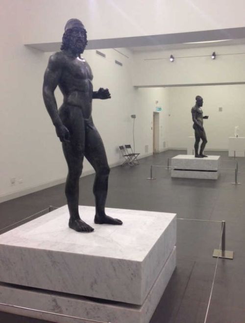 I 'Bronzi di Riace' nell'attuale collocazione del Nuovo Museo Archeologico di Reggio Calabria 