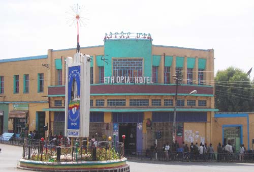 Gondar: La piazza con gli edifici dell’epoca coloniale italiana