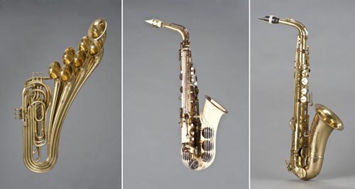 a. Trombone a sei pistoni indipendenti e sette padiglioni, Adolphe Sax, Parigi, 1876. Mim, inv. 1288 b. Sassofono contralto, Garfton, Londra, 1950-1960. Mim, inv. 2002.026 c. Sassofono contralto, Adolphe Sax, Parigi, 1863. Mim, inv. JT0207