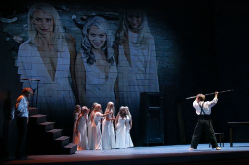 vorne v.l.n.r.: Michael Mendl (Odysseus [Schauspieler]) und Lawrence Zazzo (Odysseus [Sänger]) sowie im Hintergrund das Solistenensemble (Sirenen)