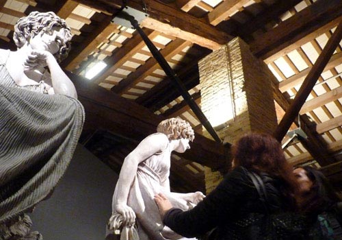 Una vista di alcune grandi opere esposte nella mostra