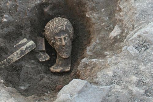 La-testa-comeera-nel-luogo-dello-scavo