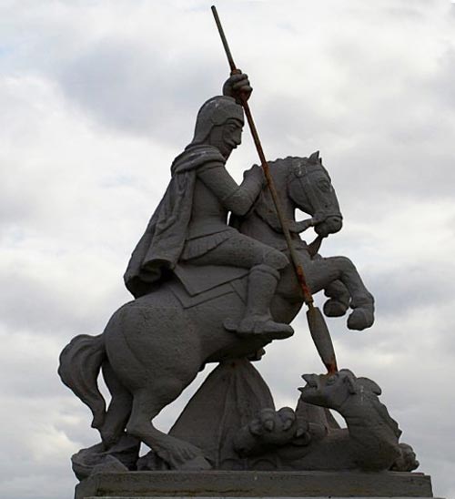 La statua di San Giorgio che uccide il drago (filo spinato ricoperto di cemento), opera di Domenico Chiocchetti