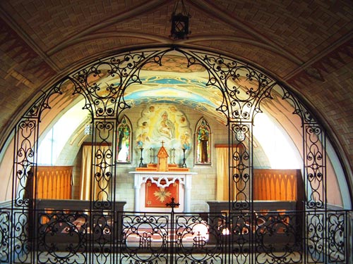 Interno della chiesetta, con la transenna in ferro battuto realizzata da Giuseppe Palumbi