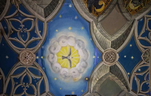 Il soffitto, con eleganti decorazioni trompe-l’oeil in stile gotico fiorito