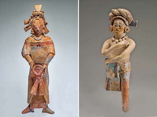 a) Figurina femminile (600-900 d.C.), ceramica, © Museo Nacional de Antropologia, Città del Messico, Messico, foto di Ignacio Guevara; b) Figurina maschile in piedi, braccia portate al petto su due livelli differenti, con pareo blu (600-900 d.C.), 