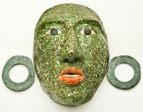 Maschera funeraria di Calakmul con ornamenti alle orecchie (600-900 d.C.), giada e conchiglia 