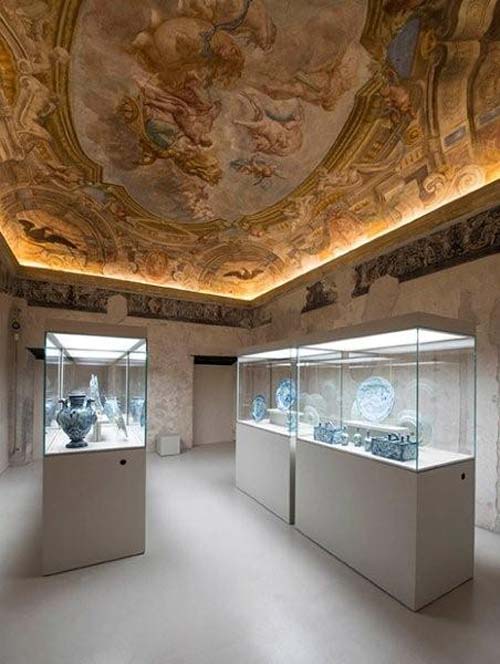 Sala 2: Ceramiche in stile “istoriato barocco”(seconda metà del XVIII secolo), attribuite a Bartolomeo Guidobono, 