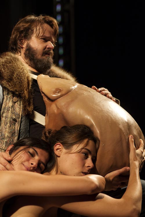 Falstaff (Giuseppe Battiston) e le due Dolls Martina Polla e Annamaria Troisi)