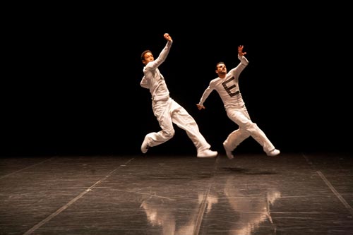 I danzatori di Aterballetto Damiano Artale e Philippe Kratz in E-INK (cor. M. Di Stefano)