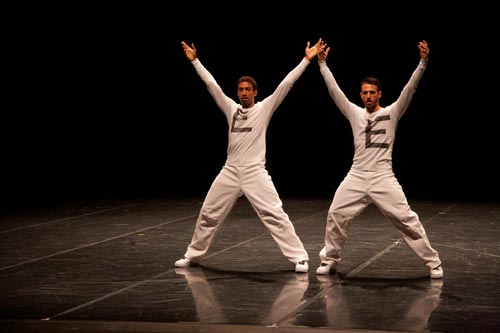 I danzatori di Aterballetto Damiano Artale e Philippe Kratz in E-INK (cor. M. Di Stefano)
