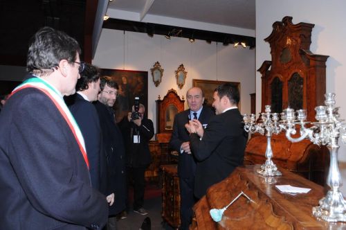 Un momento durante l inaugurazione di modenaantiquaria