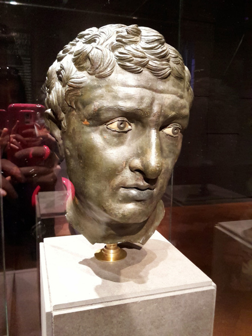 Testa-ritratto maschile