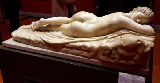 l’Ermafrodito al centro della sala 38 della Galleria degli Uffizi