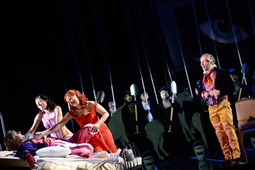 Björn Bürger (Dandini), Maria Theresa Ullrich (Tisbe), Sofia Fomina (Clorinda) e Simon Bailey (Don Magnifico). Sullo sfondo il coro maschile della Oper Frankfurt