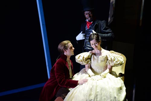 Martin Mitterrutzner (Don Ramiro) e Nina Tarandek (Angelina); Vuyani Mlinde (Alidoro; in piedi dietro)