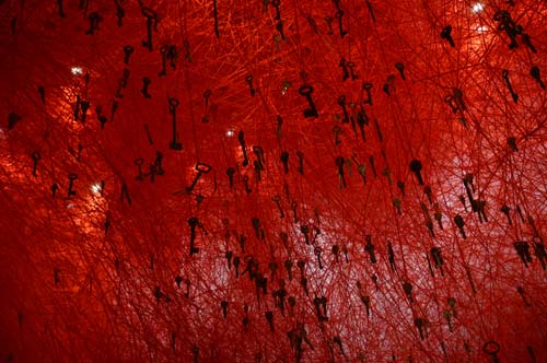 Chiharu Shiota, The Key in the Hand, installazione, padiglione Giappone, Giardini della Biennale, Venezia