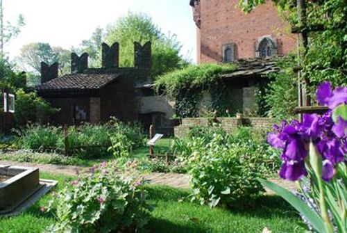 Veduta del giardino del borgo medievale di torino