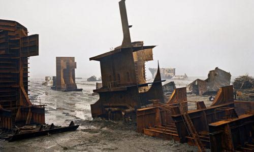 Edward Burtinsky - Demolizione di navi #10 Digital C-print 157,5 ×132 cm