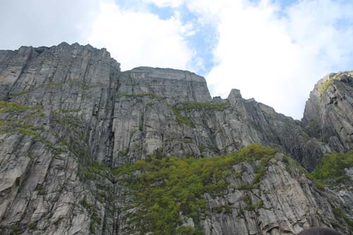 4 lysefjord-imponente preikestolen visto dal fiordo-604 metri-foto federico ciavaglia