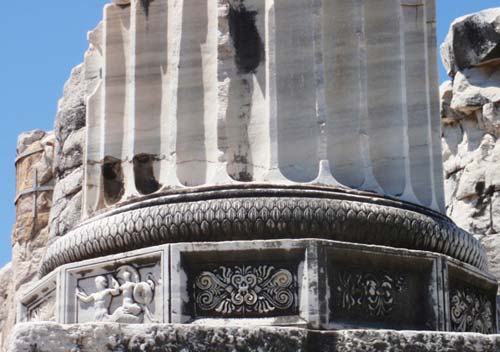 Le basi delle colonne del Dydymaion erano riccamente e finemente decorate con motivi geometrici e fitomorfi e con bassorilievi raffiguranti divinità marine
