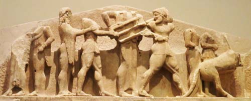 Frontone orientale del Tesoro di Sifnos: Disputa fra Eracle e Apollo per il tripode dell’oracolo (525 a. C.) - Delfi, Museo Archeologico