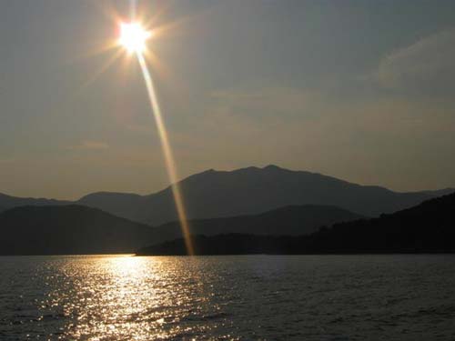 efkada, il profilo delle isole di Madouri, Skorpios e Meganisi visto dal mare