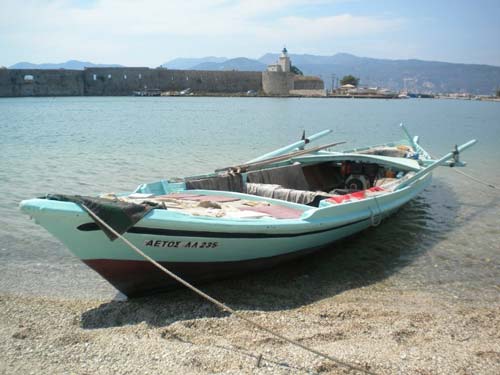  Lefkada, ingresso dell’isola; sullo sfondo si notano le mura del castello di Santa Maura