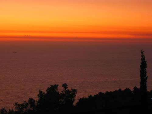 Athani, l’orizzone al tramonto fotografato dal piccolo villaggio