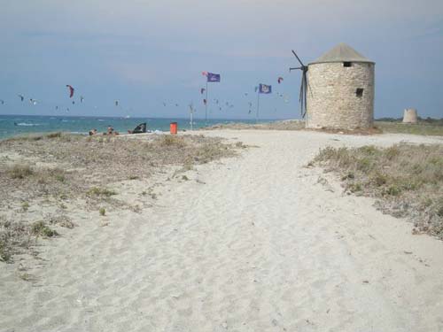 Aghios Ioannis, la Spiaggia dei Mulini, ritrovo per appassionati di kite surf 