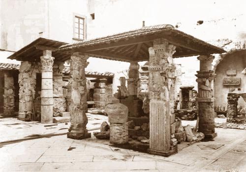 Foto-storica---ledicola-centrale-del-cortile