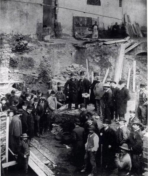 Il-rinvenimento-dei-resti-esposti-poi-nel-cortile