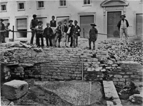 Storiche-2-il-rinvenimento-dei-resti-esposti-poi-nel--cortile