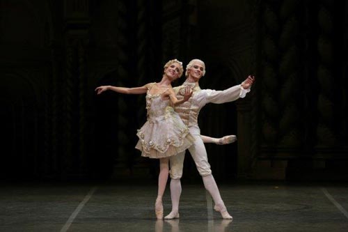Aurora (Vittoria Valerio) e Désiré (Claudio Coviello) nel pas de deux che celebra le loro nozze al III atto de La Bella addormentata nel bosco