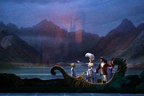 La Fata dei Lillà (Martina Arduino) accompagna Désiré (Claudio Coviello) verso il castello in cui riposa Aurora al II atto de La Bella addormentata nel bosco