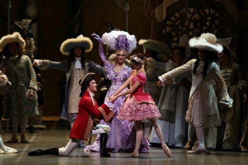 Il risveglio di Aurora (Vittoria Valerio) al cospetto di Désiré (Claudio Coviello), della Fata dei Lillà (Martina Arduino) e della corte al II atto de La Bella addormentata nel bosco