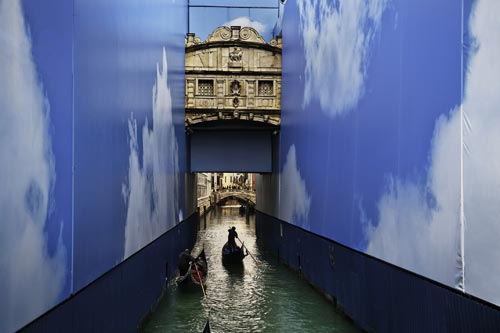 5 steve mccurry gondole in un canale venezia marzo 2011