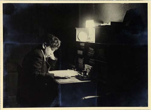 Spadolini intento alla lettura 1937-'38