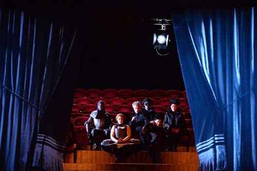 Le Cantatrici Villane: da sinistra a destra: Michael Porter (Carlino), Jessica Strong (Rosa), Björn Bürger (Don Bucefalo), Thomas Faulkner (Don Marco), Maren Favela (Giannetta) e Karen Vuong (Agata)