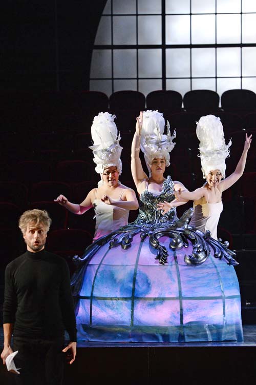 Le Cantatrici Villane: da sinistra a destra: Björn Bürger (Don Bucefalo), Karen Vuong (Agata), Jessica Strong (Rosa) e Maren Favela (Giannetta)