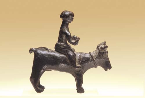 Uomo su bove in bronzo, Alt cm 8; lung cm 8, Nulvi, nuraghe S'Orcu, Cagliari, Museo Archeologico Nazionale Archivio fotografico della Soprintendenza Archeologia della Sardegna 