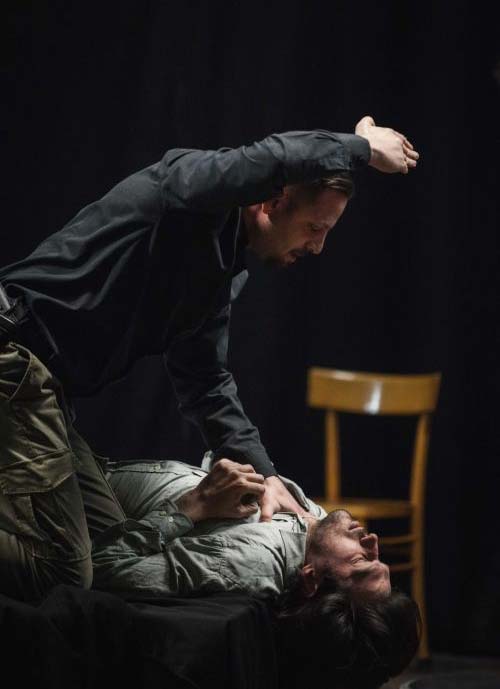 Arturo Scognamiglio, a sinistra, ed Ettore Niigro in una scena di 'Testimone oculare'