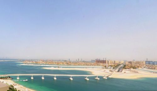 Una veduta del ponte che collega Palm Jumeirah, l'isola artificiale costruita di fronte a Dubai