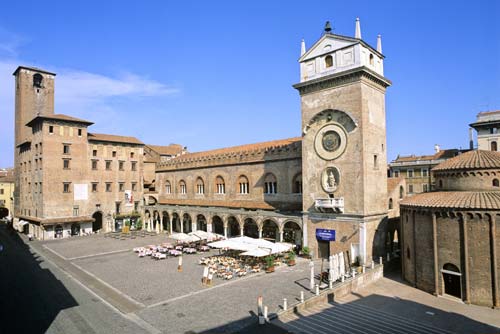 Piazza-erbe---foto-archivio-comune-di-mantova-3