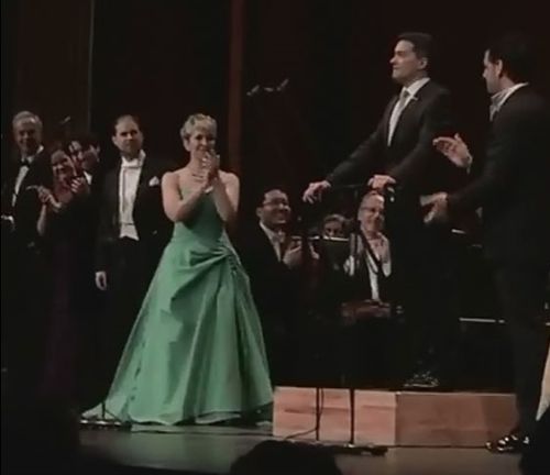 Jacques Lacombe, che ha diretto la Orchestre National de France, ringrazia il pubblico